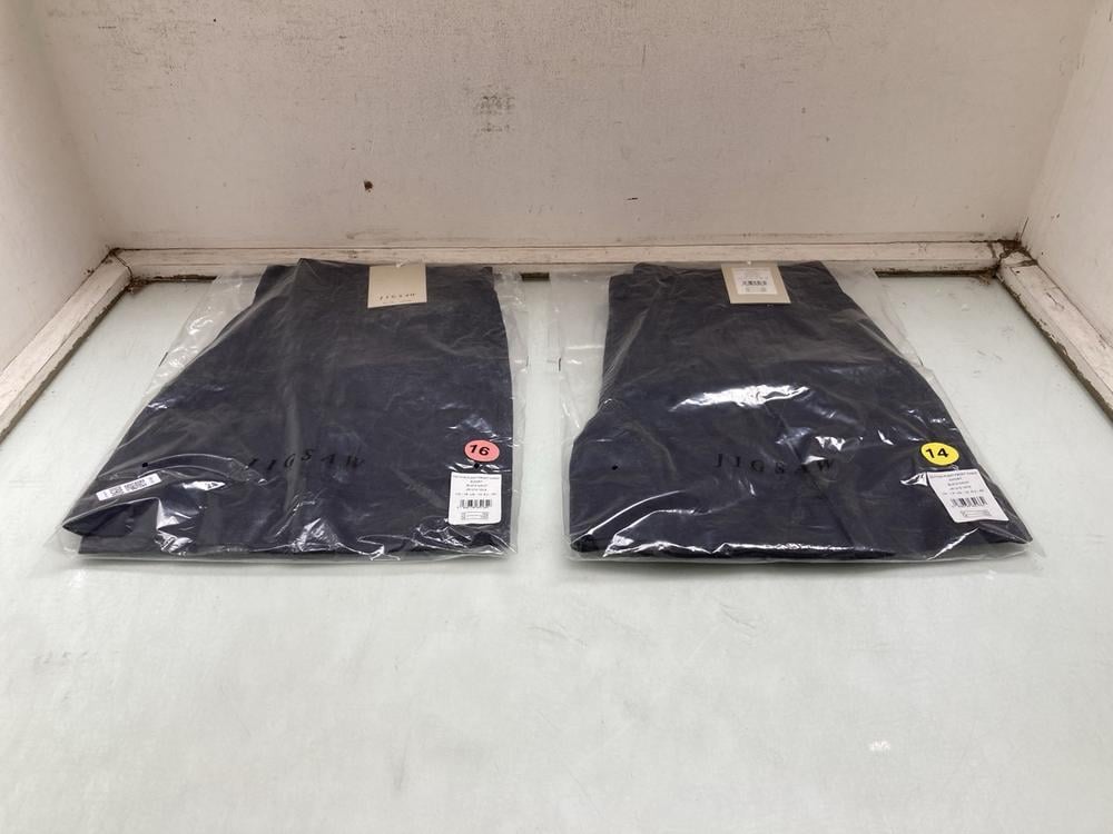 2 X JIGSAW COTTON PLEAT FRONT CHINO SHORTS IN NAVY