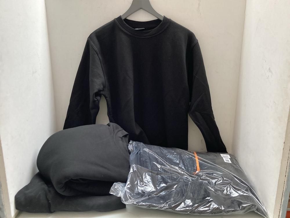 QTY OF ASSORTED CLOTHING ITEMS IN VARIOUS SIZES TO