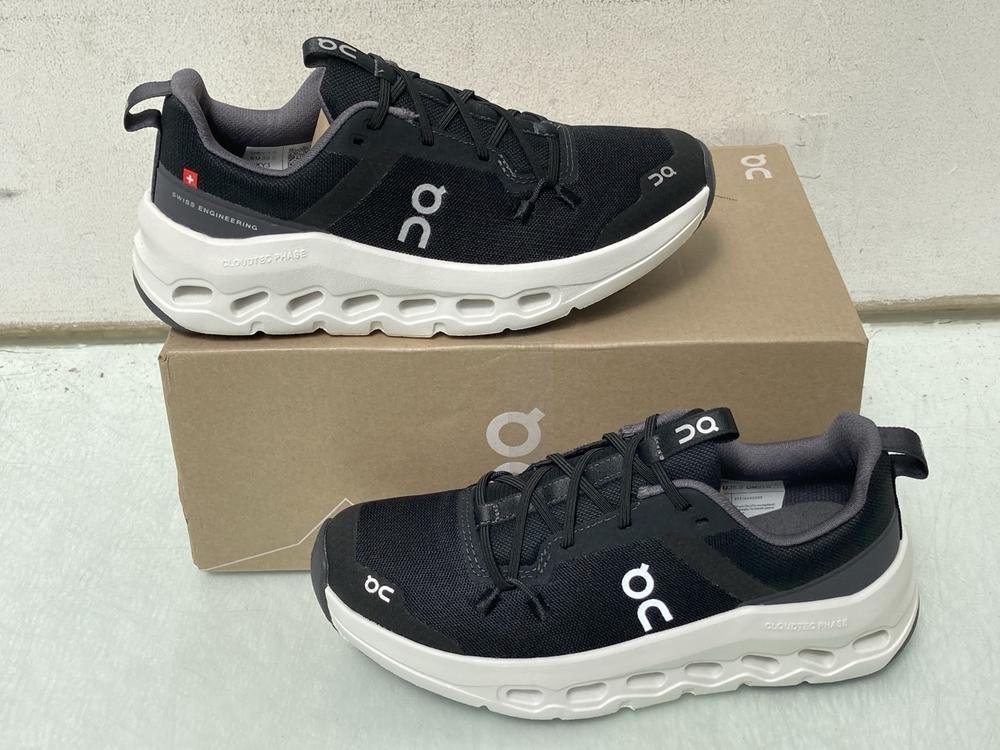 ON CLOUD LEAP TRAINERS IN BLACK/WHITE - UK 3: LOCA