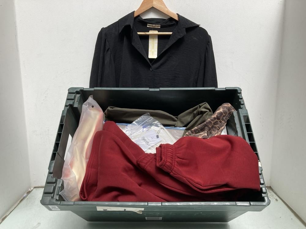 QTY OF ASSORTED WOMENS CLOTHING ITEMS TO INCLUDE S