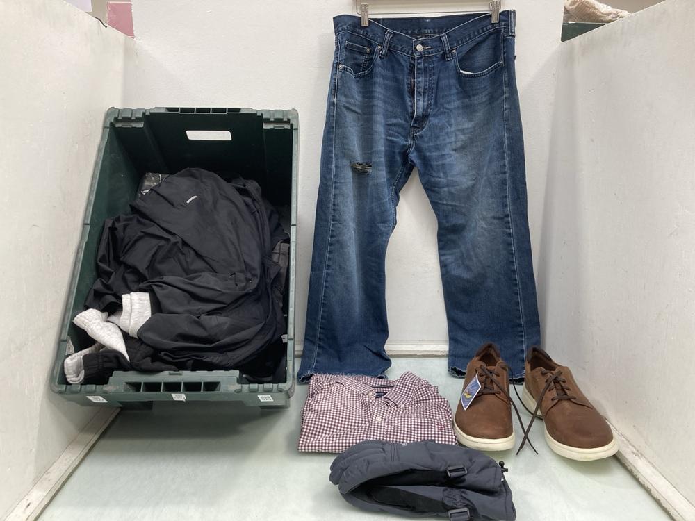 QTY OF ASSORTED MENS CLOTHING ITEMS TO INCLUDE NIK