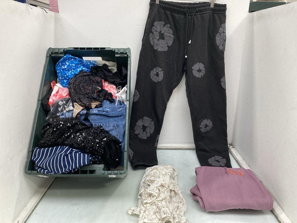 QTY OF ASSORTED WOMENS CLOTHING ITEMS TO INCLUDE S