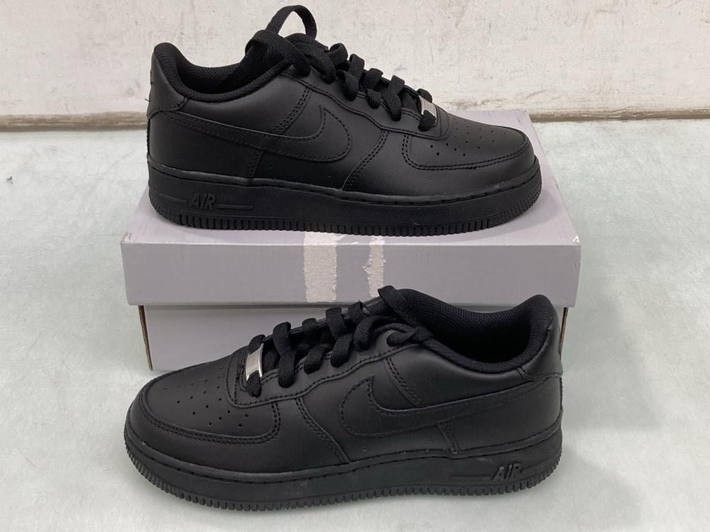 NIKE AIR FORCE 1 LE TRAINERS IN BLACK - UK 4: LOCA