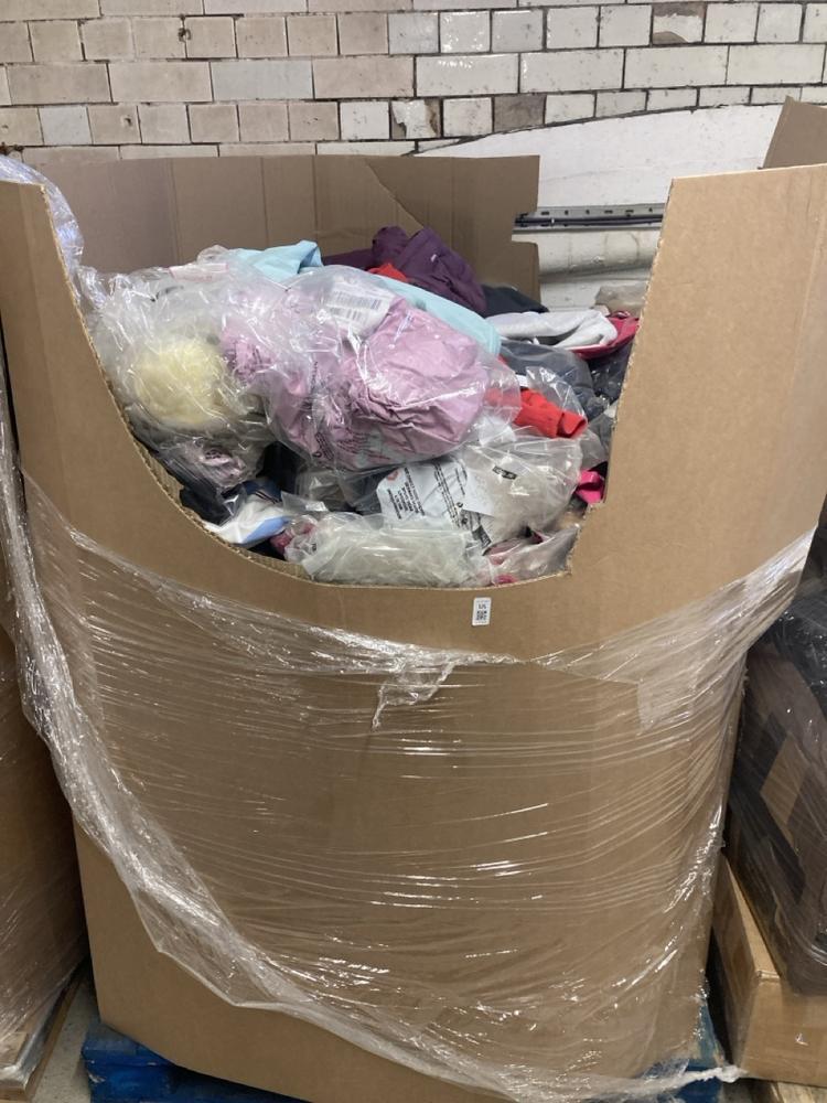 PALLET OF CLOTHES IN VARIOUS SIZES AND DESIGNS (CO