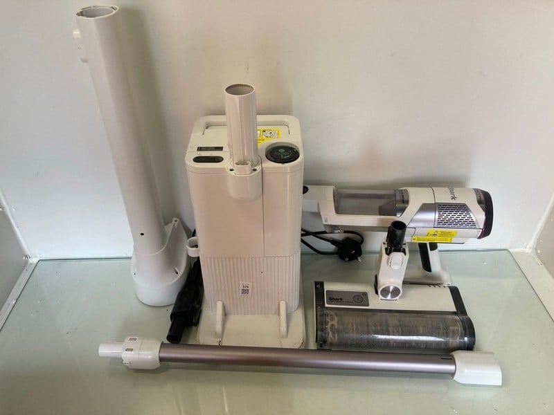 SHARK DETECT PRO CORDLESS VACUUM CLEANER - WITH CH