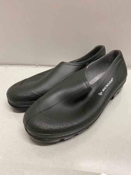 PAIR OF DUNLOP WATERPROOF GARDEN SHOES - EU SIZE 4