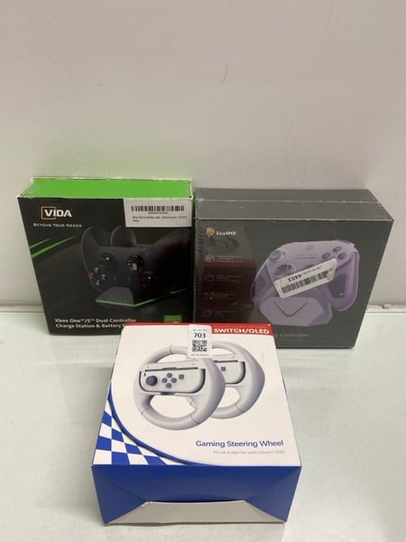 3 X ITEMS TO INC VIDA XBOX ONE/S DUAL CONTROLLER C