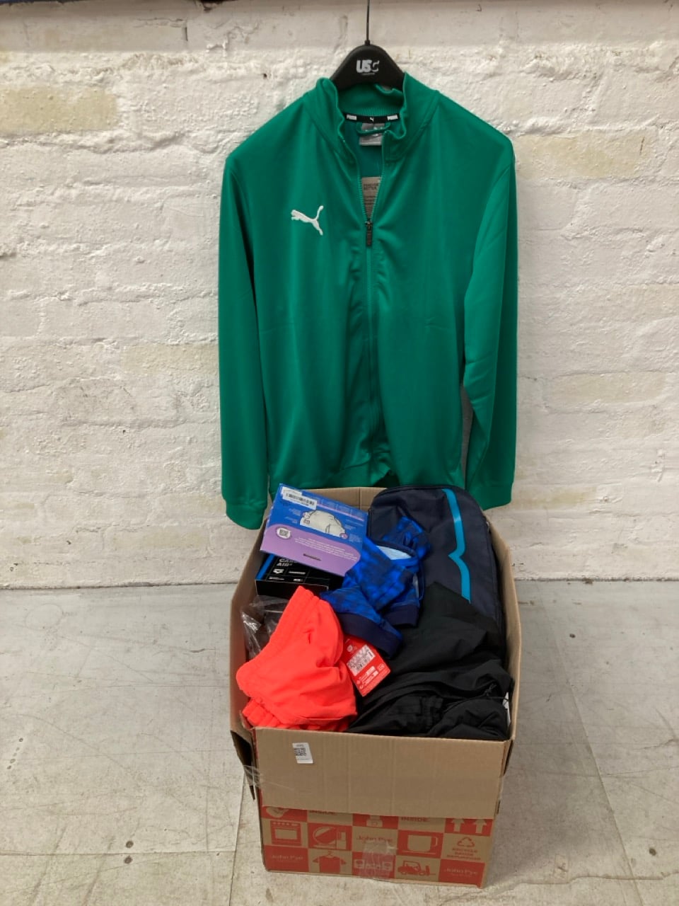 QUANTITY OF CLOTHING AND APPAREL TO INCLUDE QUICKS