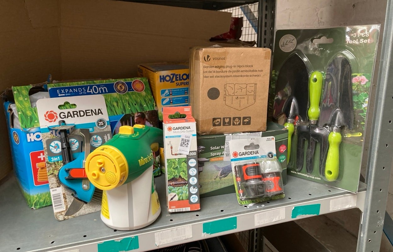 QUANTITY OF OUTDOOR & GARDEN ITEMS TO INCLUDE GARD
