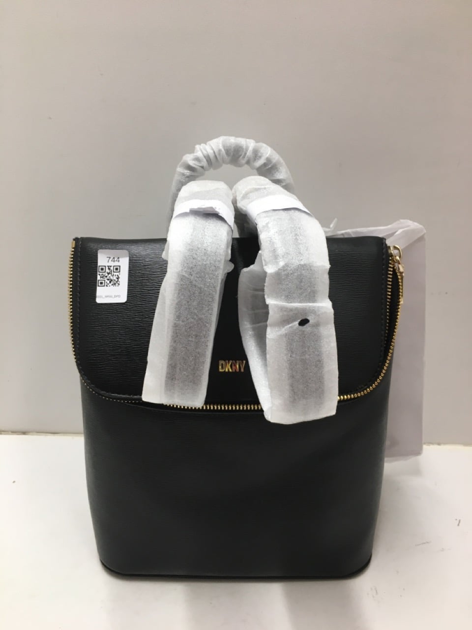 DKNY BLACK HANDBAG : LOCATION - TABLES