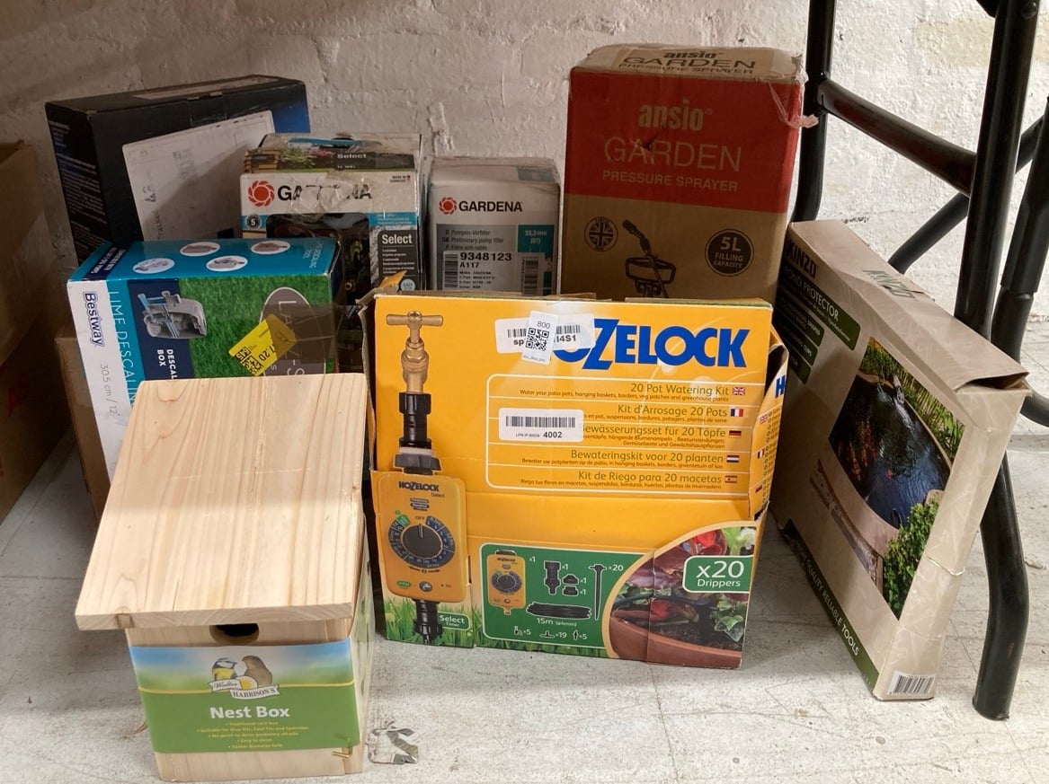 QUANTITY OF OUTDOOR & GARDEN ITEMS TO INCLUDE HOZE