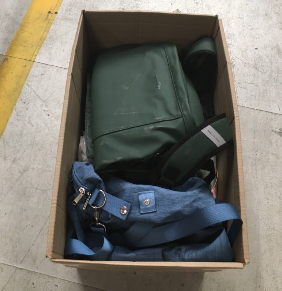 QUANTITY OF CLOTHING & APPAREL ITEMS TO INCLUDE LA