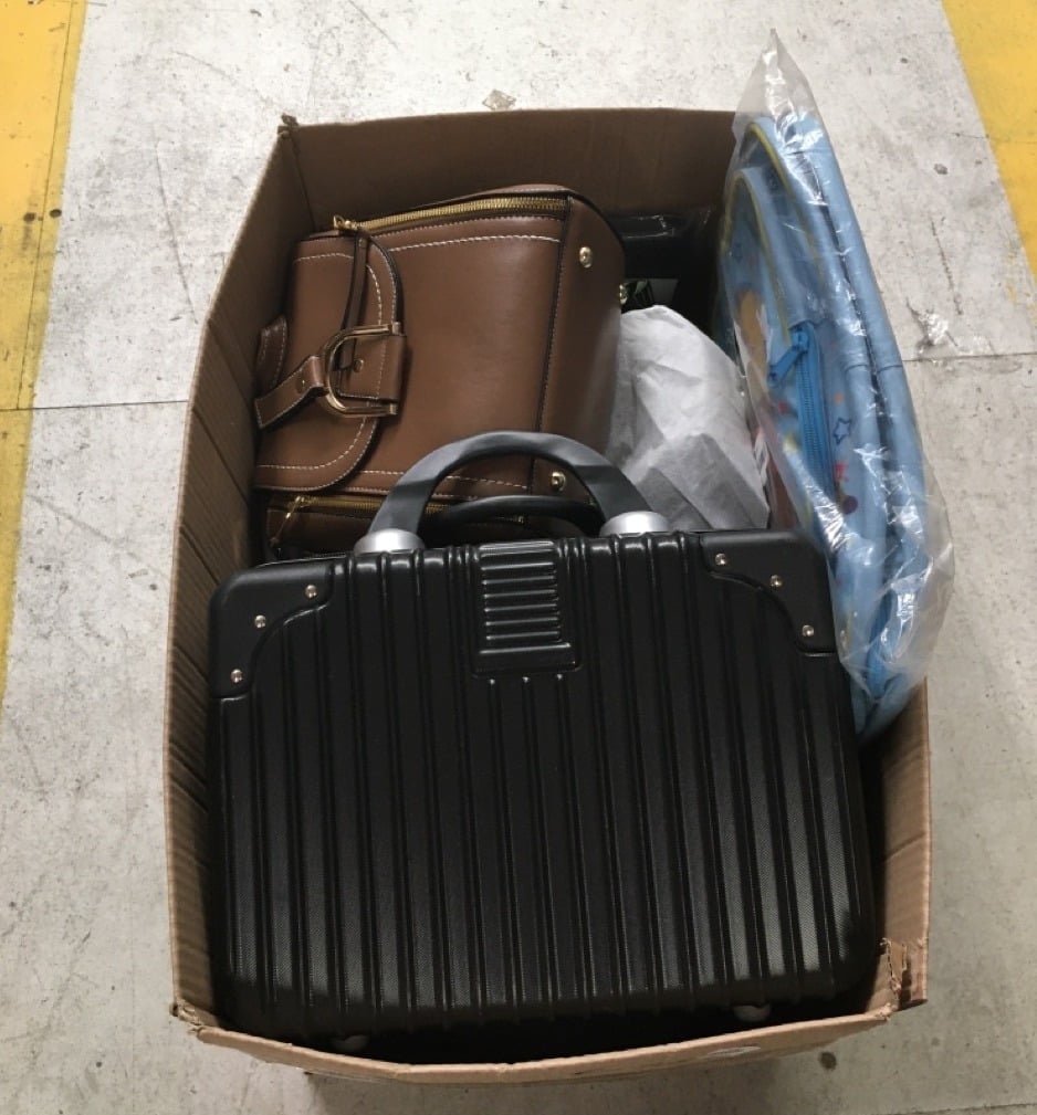 QUANTITY OF CLOTHING & APPAREL ITEMS TO INCLUDE LA