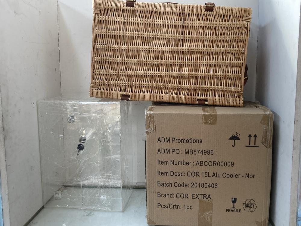 3 X ASSORTED ITEMS TO INCLUDE DISPLAY BOX WITH LOC
