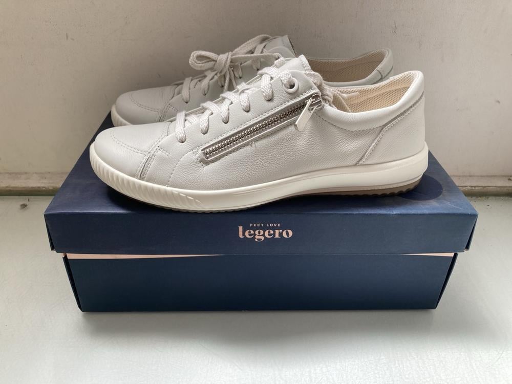 LEGERO TRAINERS IN OFF WHITE: SIZE 7.5: LOCATION -