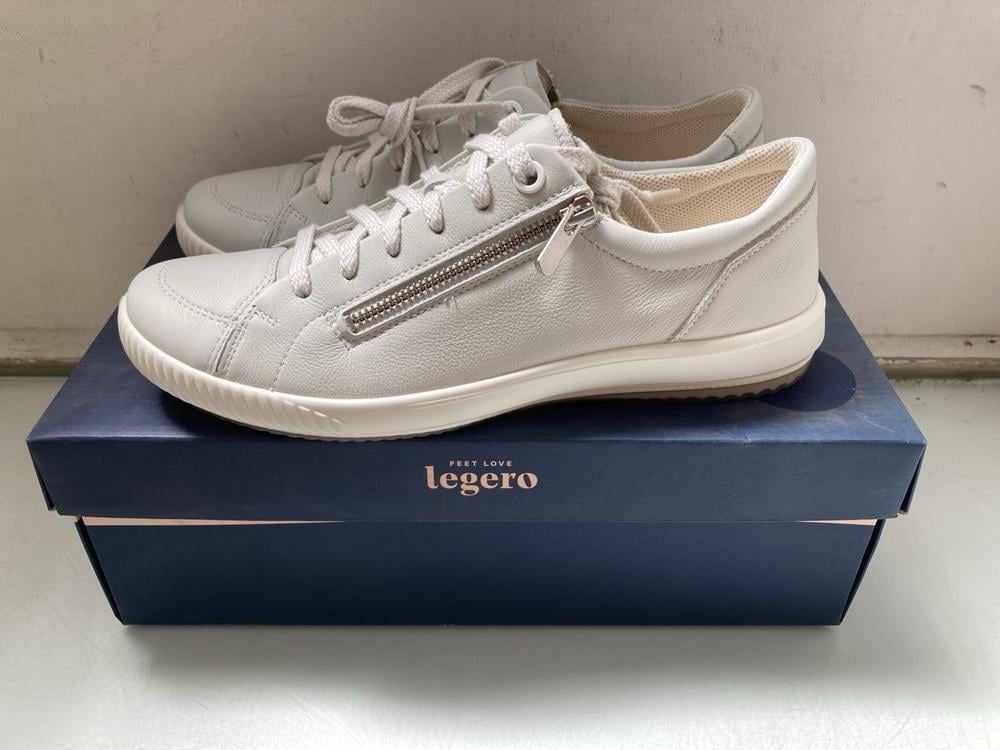 LEGERO TRAINERS IN OFF WHITE: SIZE 7.5: LOCATION -
