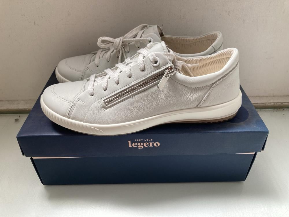 LEGERO TRAINERS IN OFF WHITE: SIZE 7.5: LOCATION -