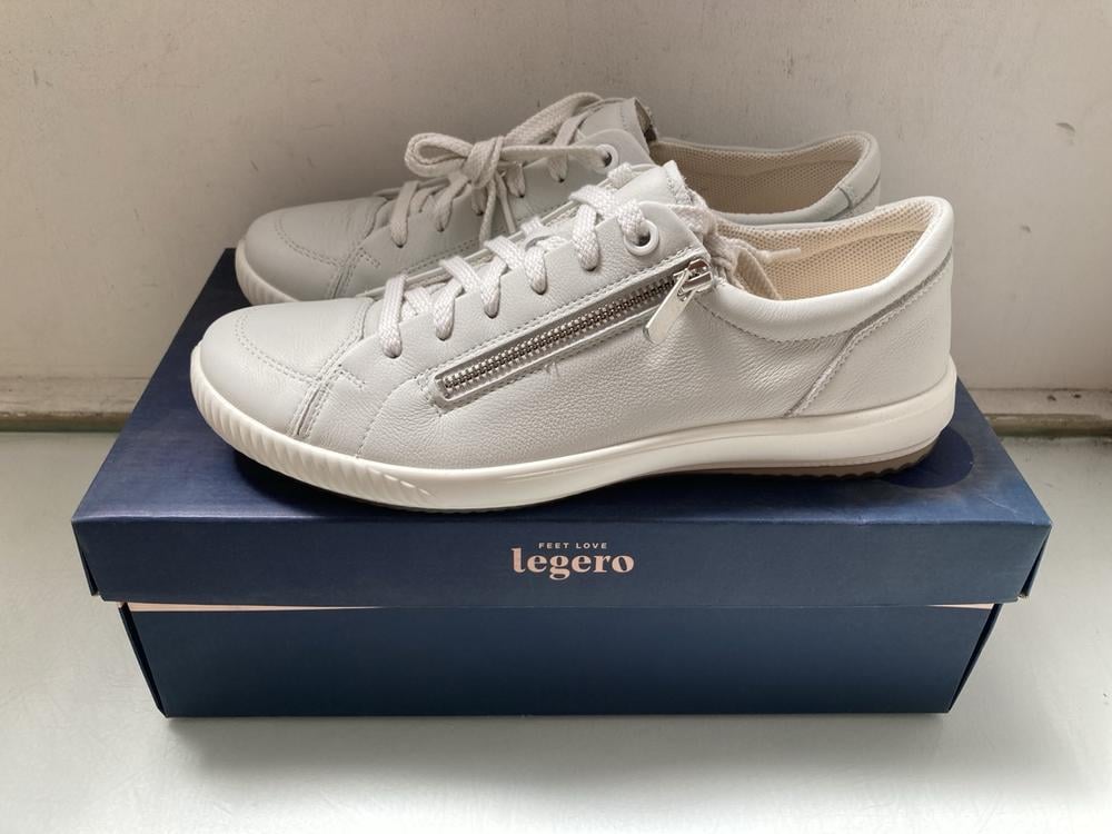 LEGERO TRAINERS IN OFF WHITE: SIZE 7.5: LOCATION -