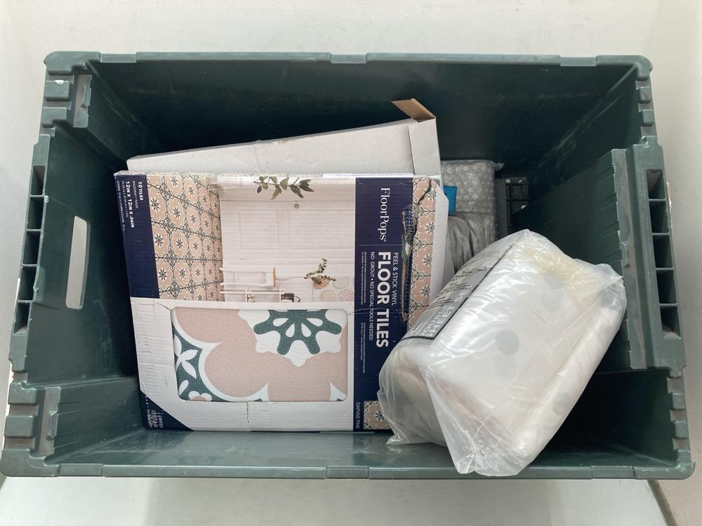 QTY OF ASSORTED ITEMS TO INCLUDE FLOOR POPS PEEL &
