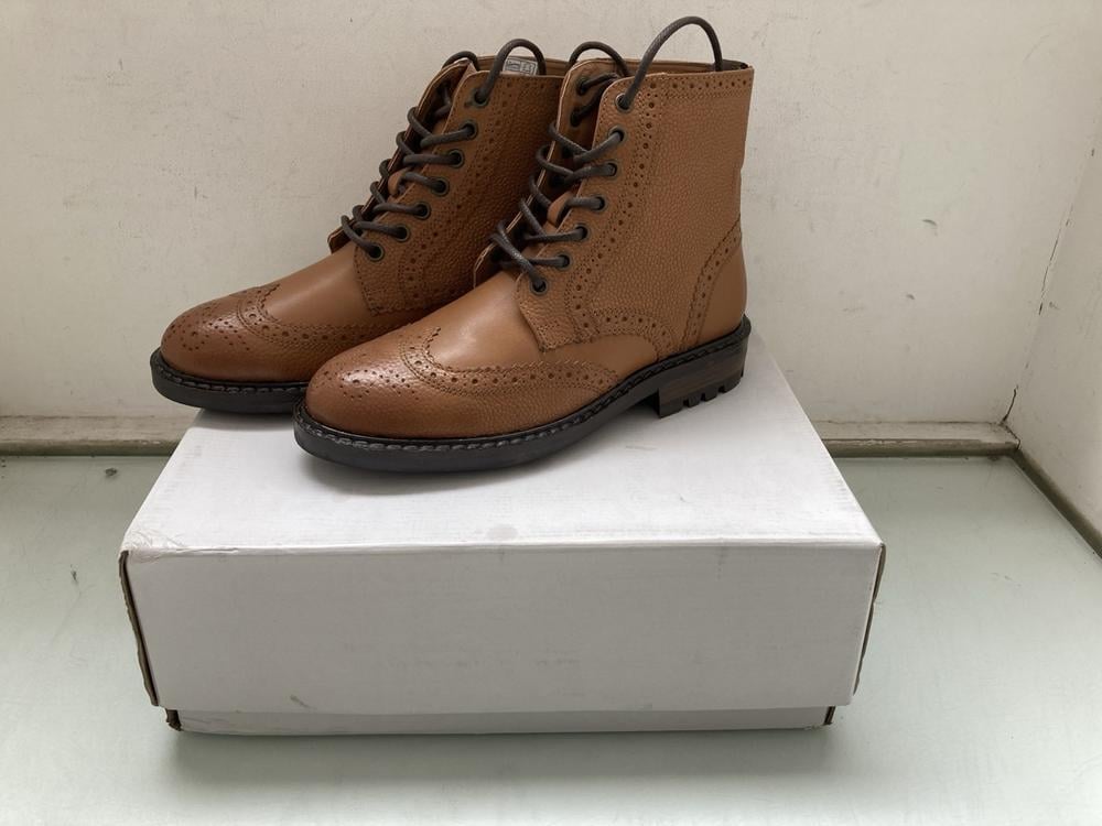 FIND MYRO BOOTS IN TANK: SIZE UK 6.5: LOCATION - B