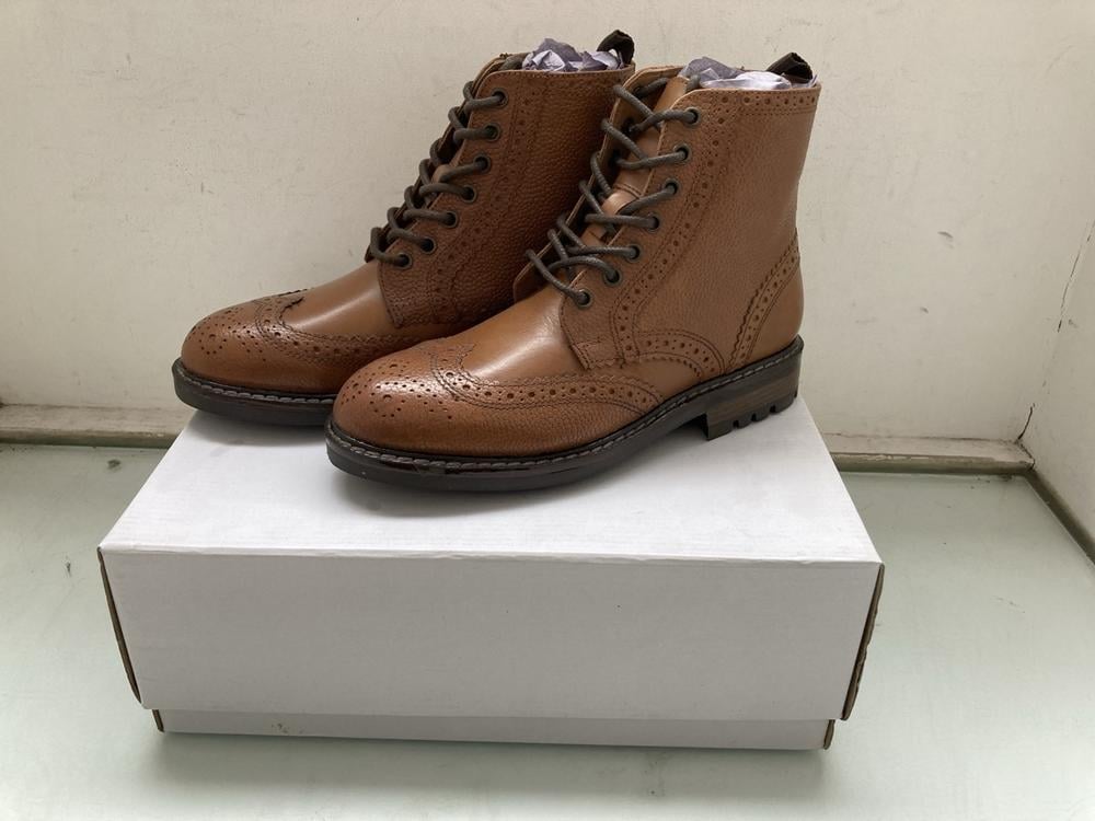 FIND MYRO BOOTS IN TANK: SIZE UK 6.5: LOCATION - B