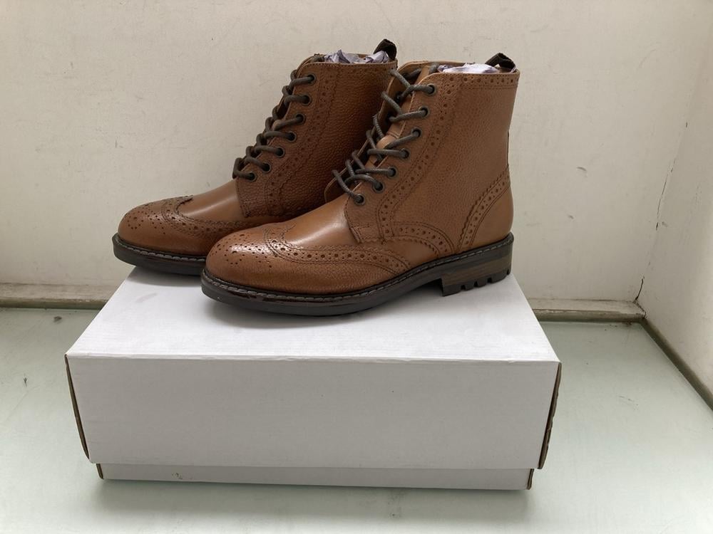 FIND MYRO BOOTS IN TANK: SIZE UK 6.5: LOCATION - B