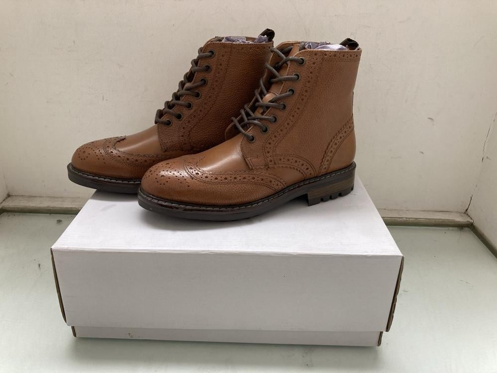 FIND MYRO BOOTS IN TANK: SIZE UK 6.5: LOCATION - B