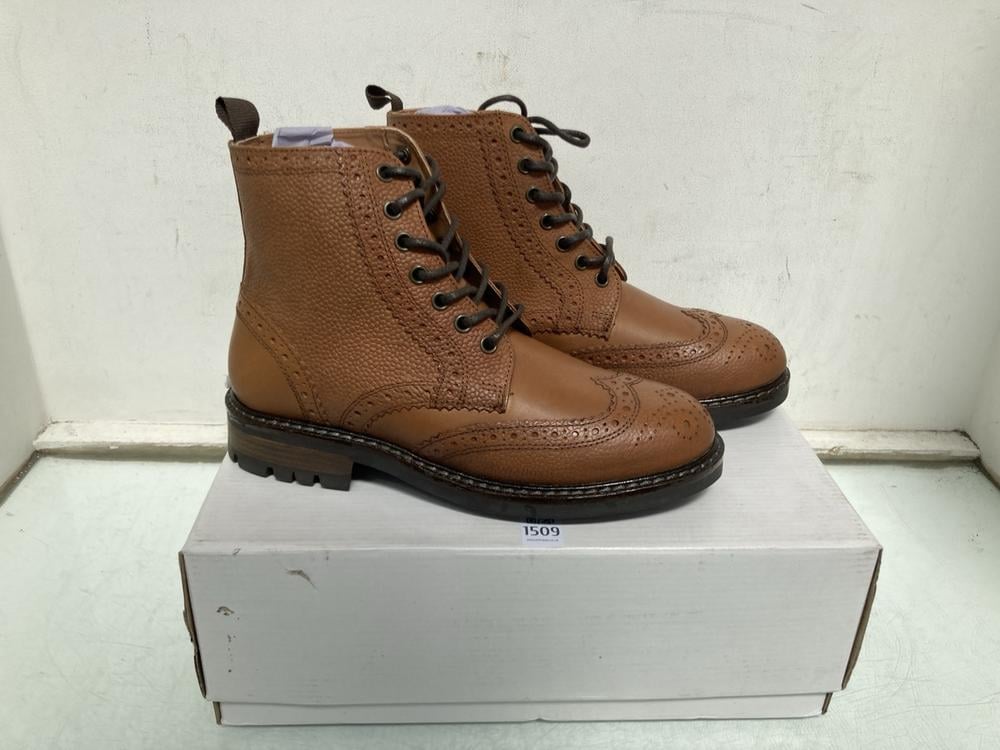 FIND MYRO BOOTS IN TANK - UK 6.5: LOCATION - BR13