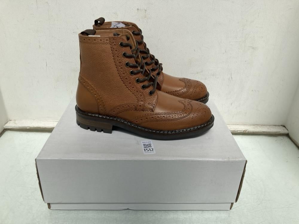 FIND MYRO BOOTS IN TANK - UK 6.5: LOCATION - BR13