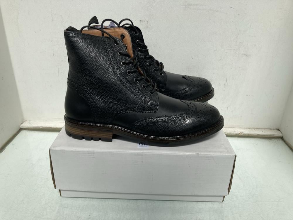 FIND MYRO BOOTS IN TANK - UK 11.5: LOCATION - BR13
