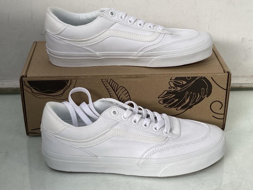 VANS CANVAS TRAINERS IN WHITE - UK 6: LOCATION - A