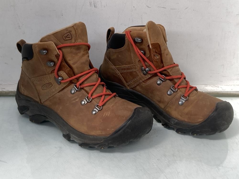 KEEN MENS HIKING BOOTS IN TANK - UK 9: LOCATION - 