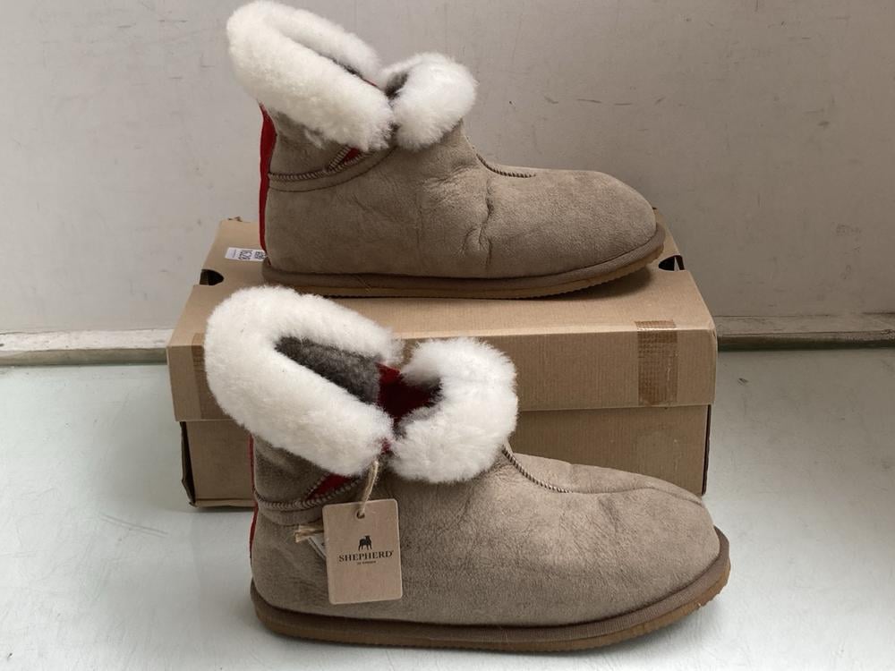 SHEPHERD OF SWEDEN FUR LINED SLIPPER BOOTS IN BEIG