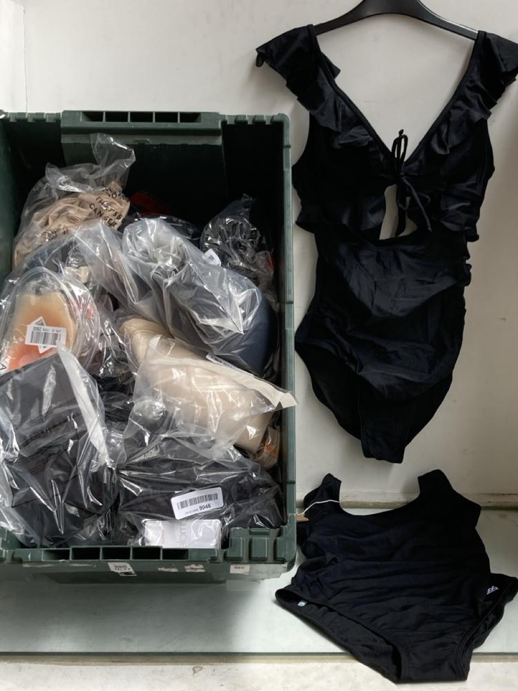 QTY OF ASSORTED WOMENS CLOTHING ITEMS TO INCLUDE Z