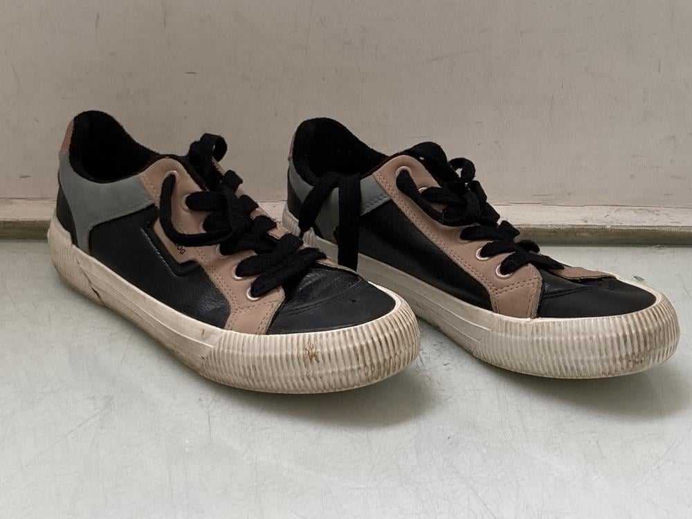 ROCKET DOG TRAINERS IN BLACK MULTI - UK 6: LOCATIO