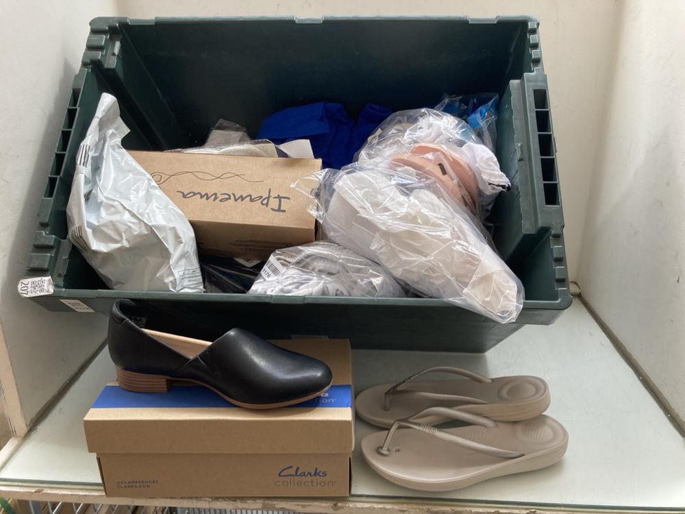QTY OF ASSORTED CLOTHING ITEMS TO INCLUDE CLARKS C