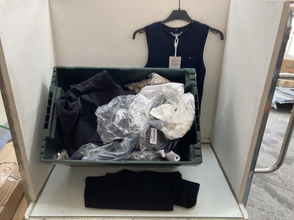 QTY OF ASSORTED CLOTHING ITEMS TO INCLUDE TOMMY HI
