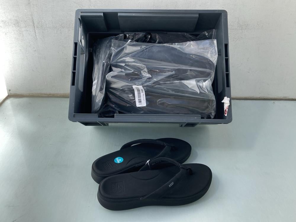 QTY OF ASSORTED SHOES IN VARIOUS SIZES TO INCLUDE 