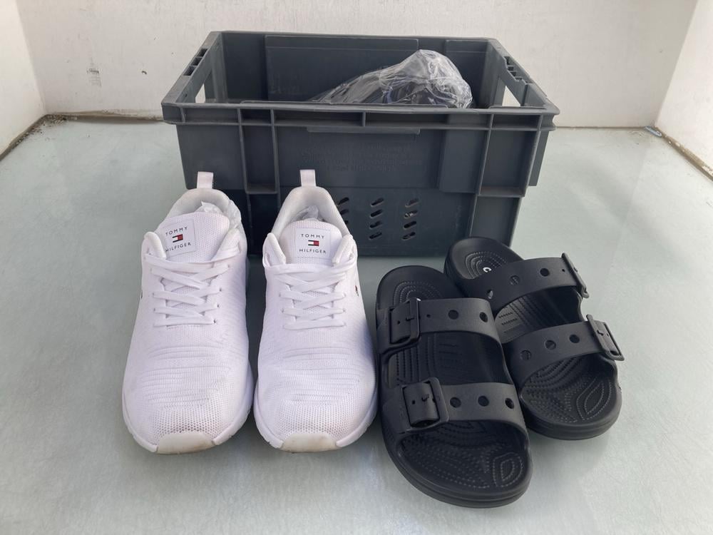 QTY OF ASSORTED SHOES IN VARIOUS SIZES TO INCLUDE 
