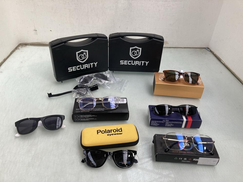 QTY OF ASSORTED ITEMS TO INCLUDE VANS BLACK AND WH
