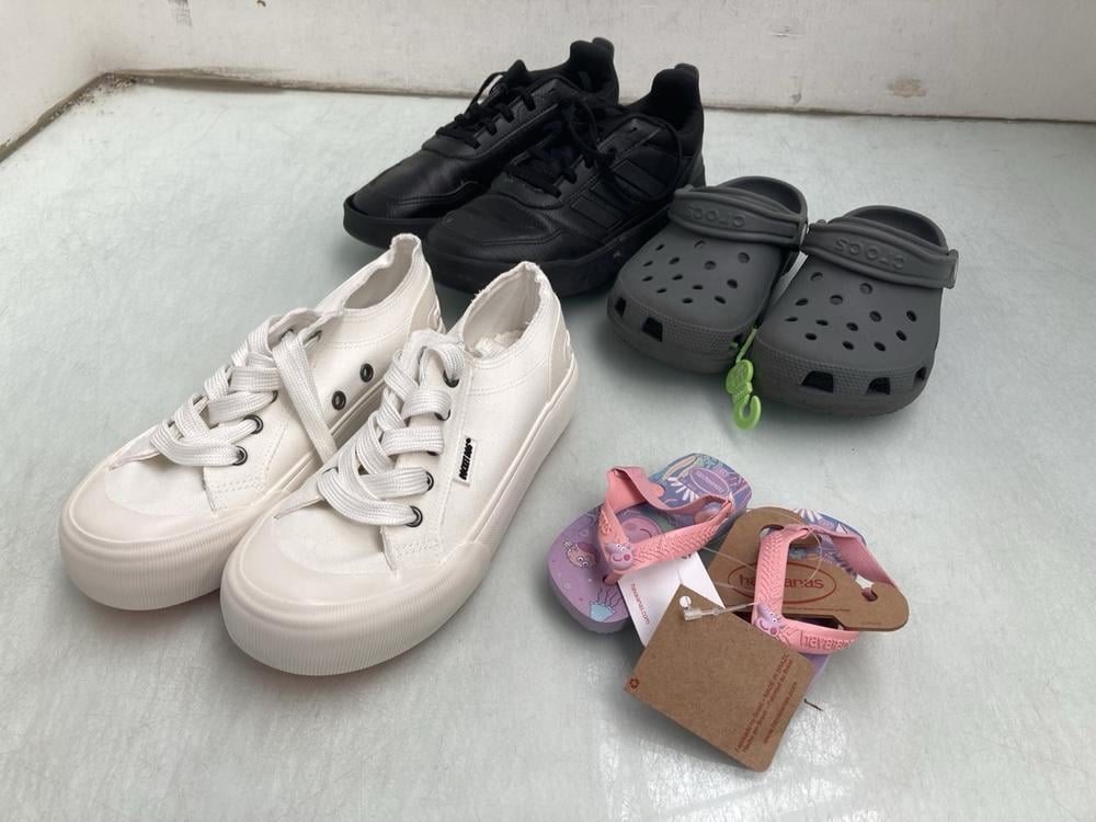 QTY OF ASSORTED SHOES IN VARIOUS SIZES TO INCLUDE 