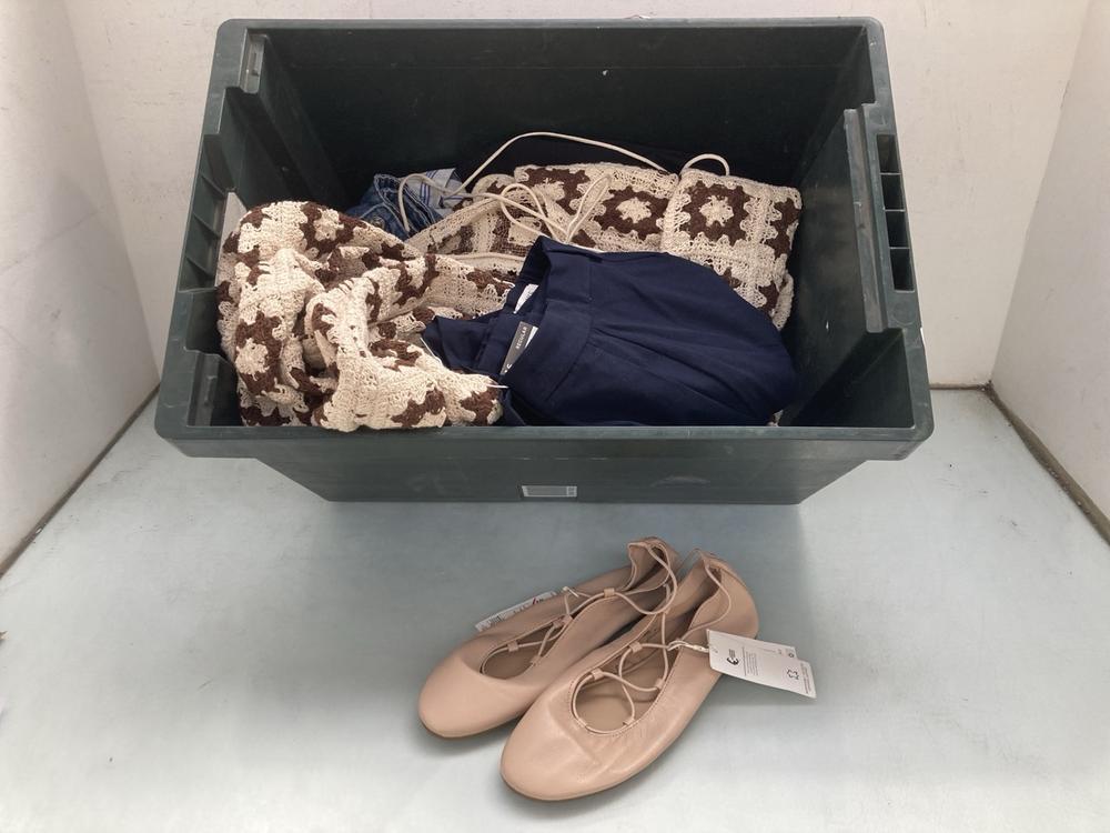 QTY OF ASSORTED CLOTHING ITEMS IN VARIOUS SIZES TO