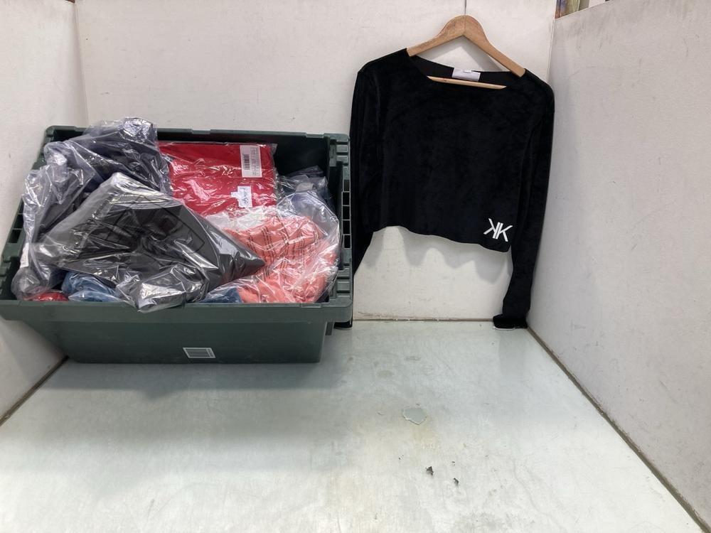 QTY OF ASSORTED CLOTHING ITEMS IN VARIOUS SIZES TO