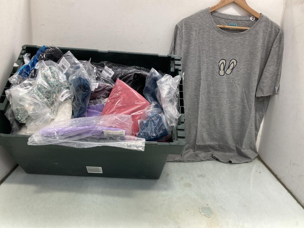 QTY OF ASSORTED CLOTHING ITEMS IN VARIOUS SIZES TO