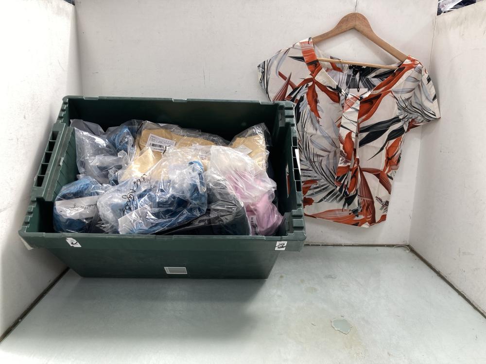 QTY OF ASSORTED CLOTHING ITEMS IN VARIOUS SIZES TO