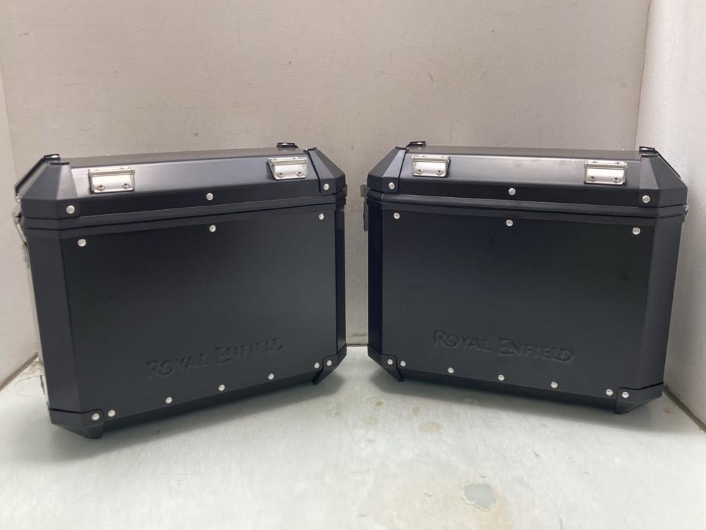 2 X MOTORCYCLE ALUMINIUM PANNIERS IN BLACK: LOCATI