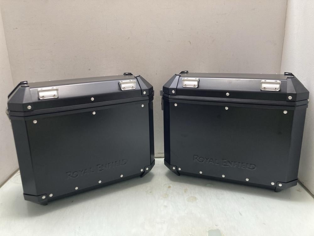 2 X MOTORCYCLE ALUMINIUM PANNIERS IN BLACK: LOCATI