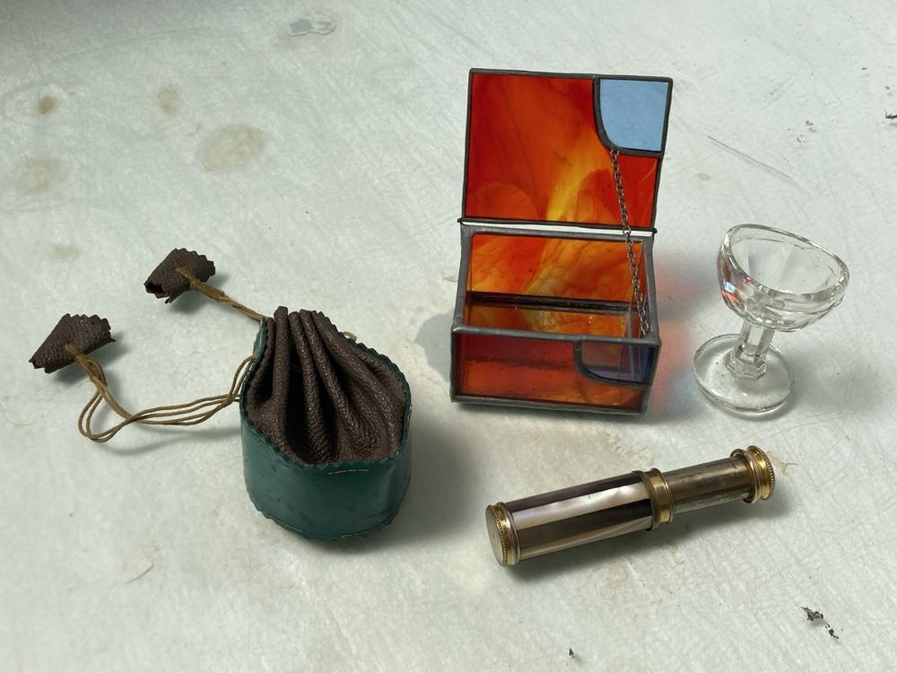 ASSORTED TRINKETRY TO INCLUDE A VINTAGE PERFUME BO