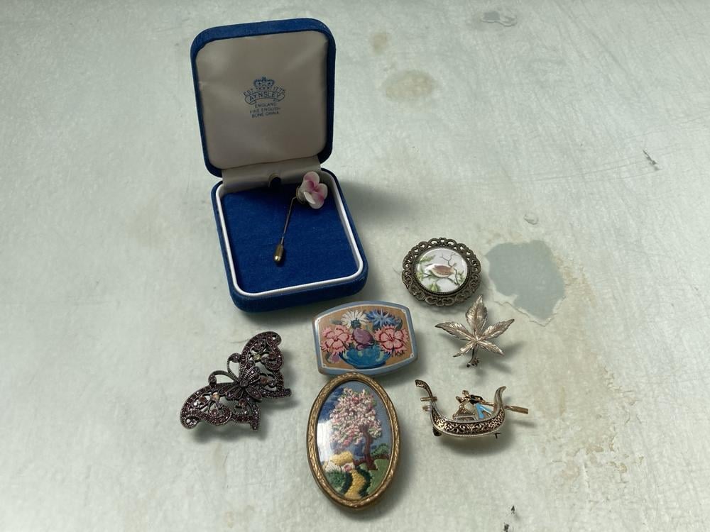 7 X VINTAGE BROOCHES INCLUDING BONE CHINA IN VELVE