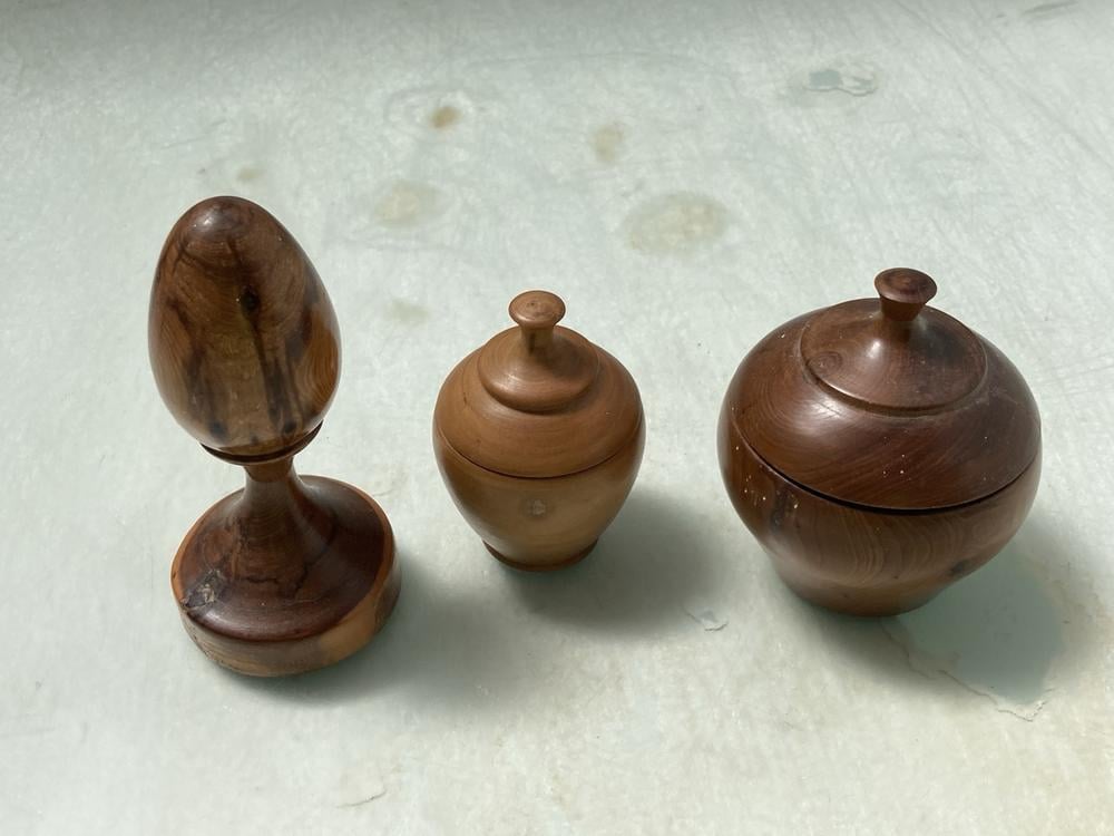 3 X ASSORTED VINTAGE CARVED WOODEN TRINKETS - 2 PO